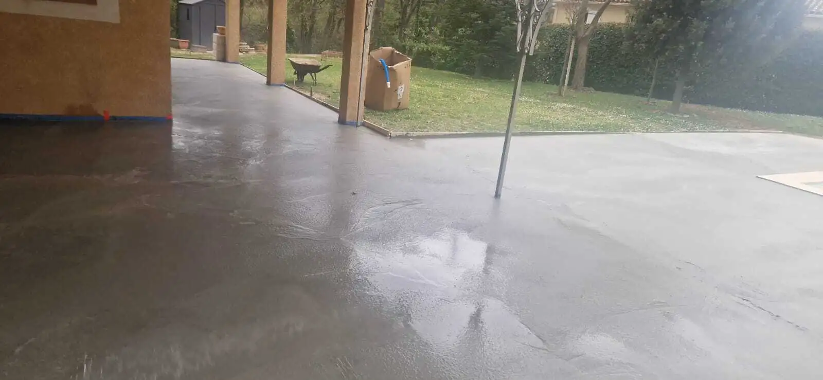Dalle béton tour de piscine