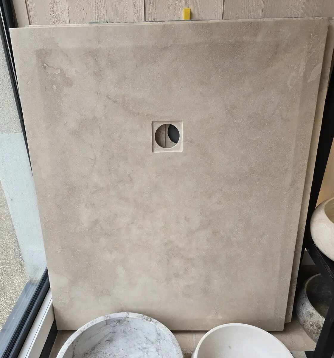 Receveur de douche en pierre naturelle : design, confort et durabilité