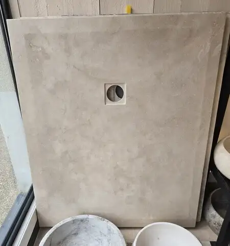 Receveur de douche en pierre naturelle : design, confort et durabilit