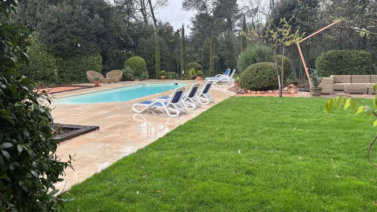 De la conception à la réalisation de votre tour de piscine : guide complet pour un aménagement réussi