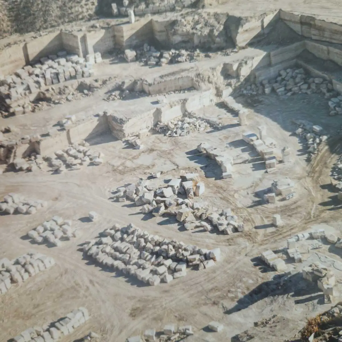 Origine du travertin : histoire et formation d’une pierre naturelle
